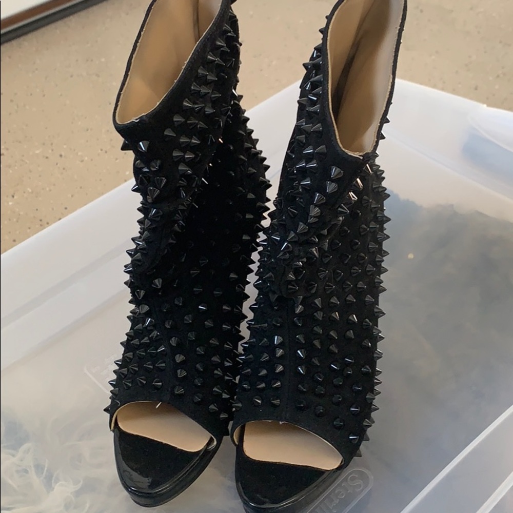 Super cute black booties